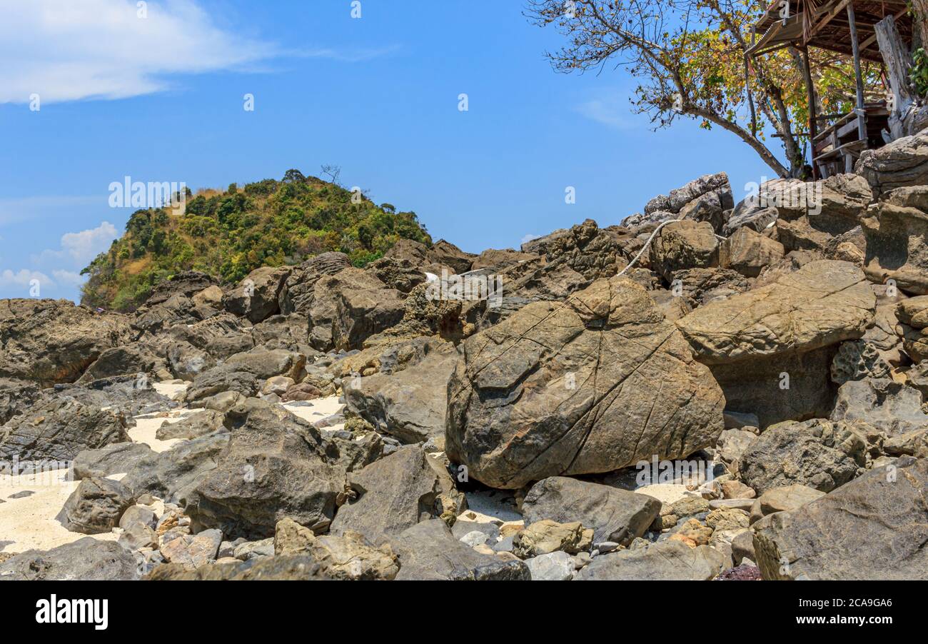 Krabi, Thaïlande- Mars 29 2919: Grande vue sur la montagne verte dans la petite île, coin de plage rocheuse, photo d'ange bas Banque D'Images