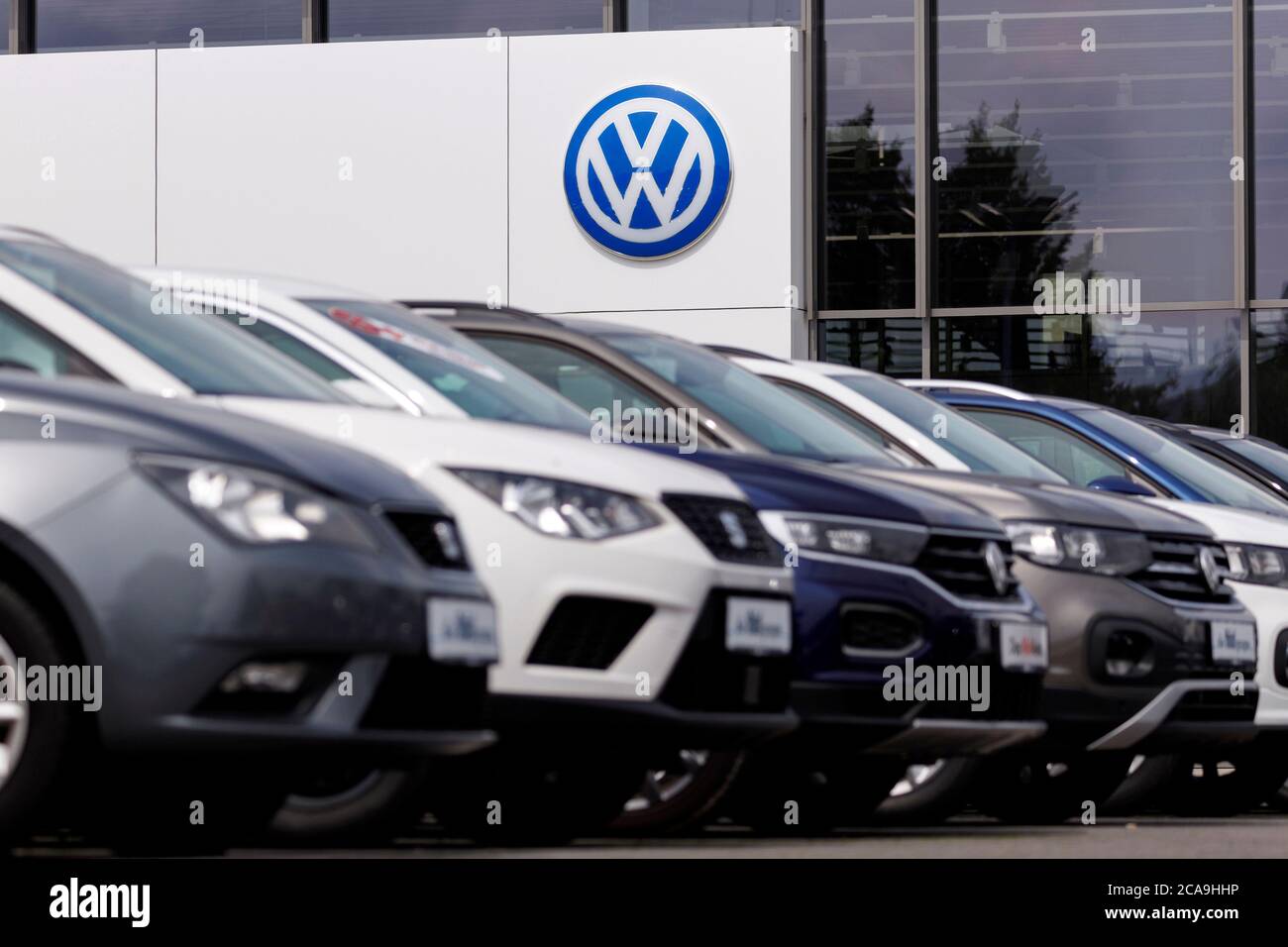 Rheda Wiedenbruck, Allemagne. 02 août 2020. Le logo du groupe Volkswagen est apposé sur un concessionnaire automobile, tiré de l'espace public. Rheda-Wiedenbruck, 2 août 2020 | usage dans le monde crédit: dpa/Alay Live News Banque D'Images