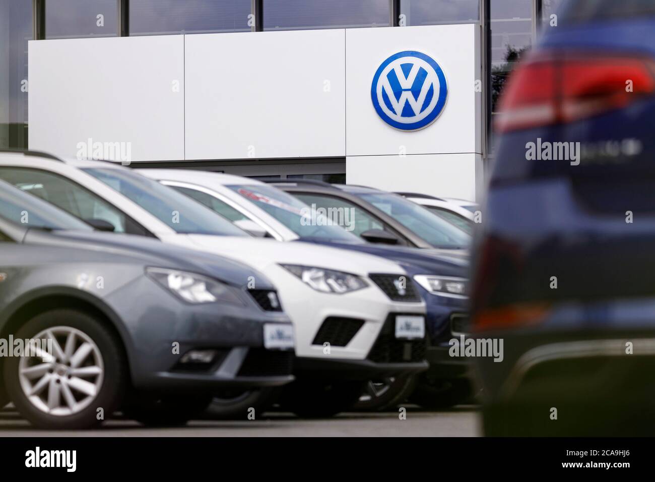 Rheda Wiedenbruck, Allemagne. 02 août 2020. Le logo du groupe Volkswagen est apposé sur un concessionnaire automobile, tiré de l'espace public. Rheda-Wiedenbruck, 2 août 2020 | usage dans le monde crédit: dpa/Alay Live News Banque D'Images