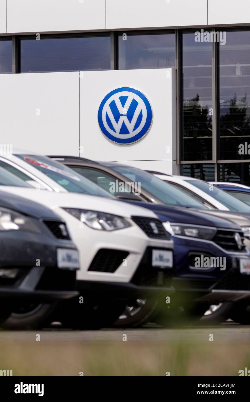 Rheda Wiedenbruck, Allemagne. 02 août 2020. Le logo du groupe Volkswagen est apposé sur un concessionnaire automobile, tiré de l'espace public. Rheda-Wiedenbruck, 2 août 2020 | usage dans le monde crédit: dpa/Alay Live News Banque D'Images
