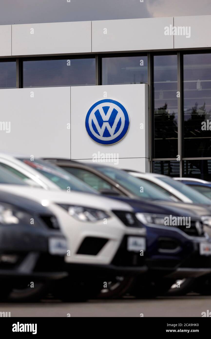 Rheda Wiedenbruck, Allemagne. 02 août 2020. Le logo du groupe Volkswagen est apposé sur un concessionnaire automobile, tiré de l'espace public. Rheda-Wiedenbruck, 2 août 2020 | usage dans le monde crédit: dpa/Alay Live News Banque D'Images