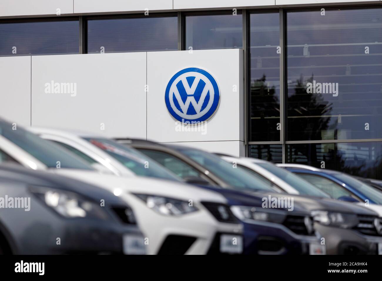 Rheda Wiedenbruck, Allemagne. 02 août 2020. Le logo du groupe Volkswagen est apposé sur un concessionnaire automobile, tiré de l'espace public. Rheda-Wiedenbruck, 2 août 2020 | usage dans le monde crédit: dpa/Alay Live News Banque D'Images