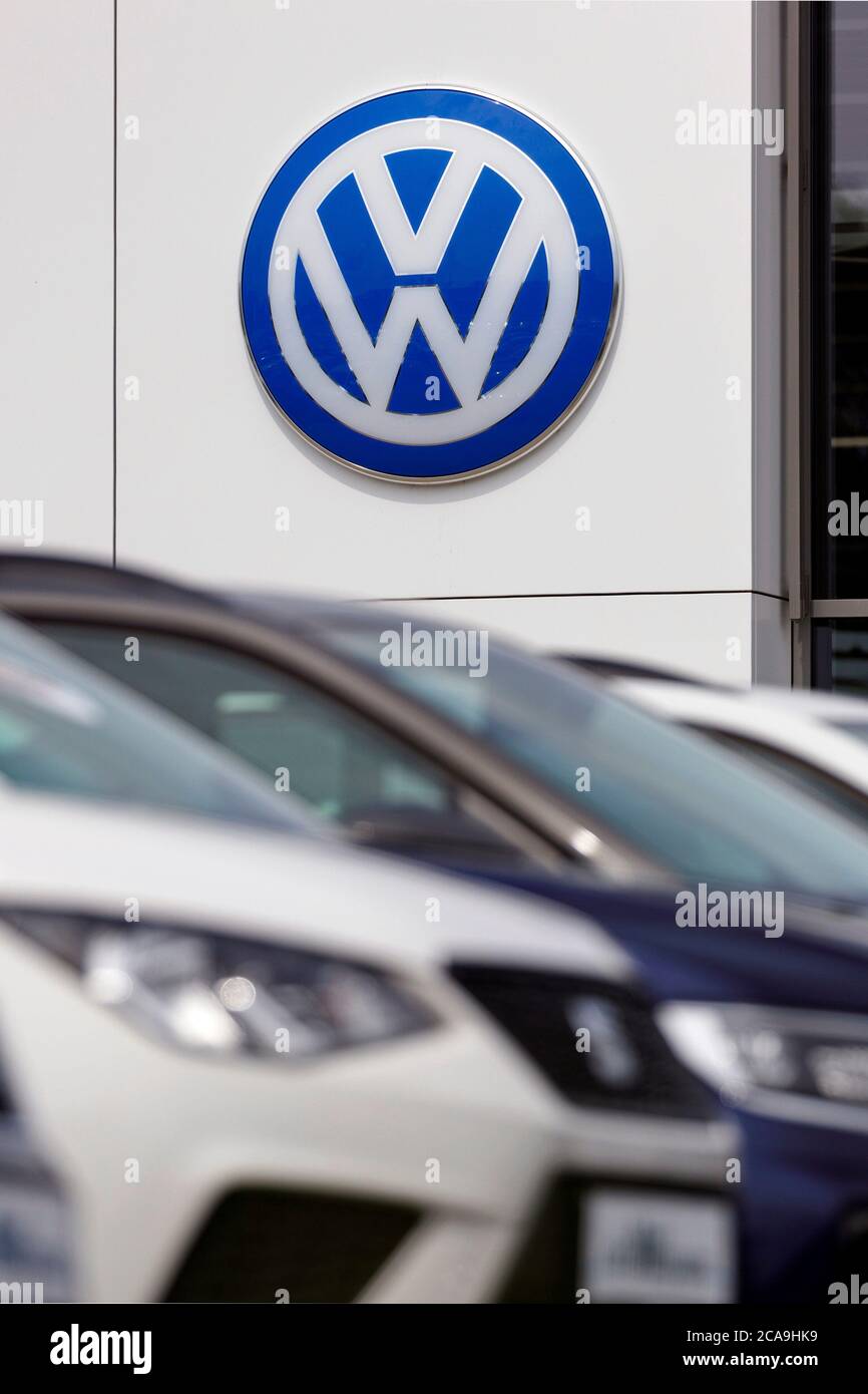 Rheda Wiedenbruck, Allemagne. 02 août 2020. Le logo du groupe Volkswagen est apposé sur un concessionnaire automobile, tiré de l'espace public. Rheda-Wiedenbruck, 2 août 2020 | usage dans le monde crédit: dpa/Alay Live News Banque D'Images