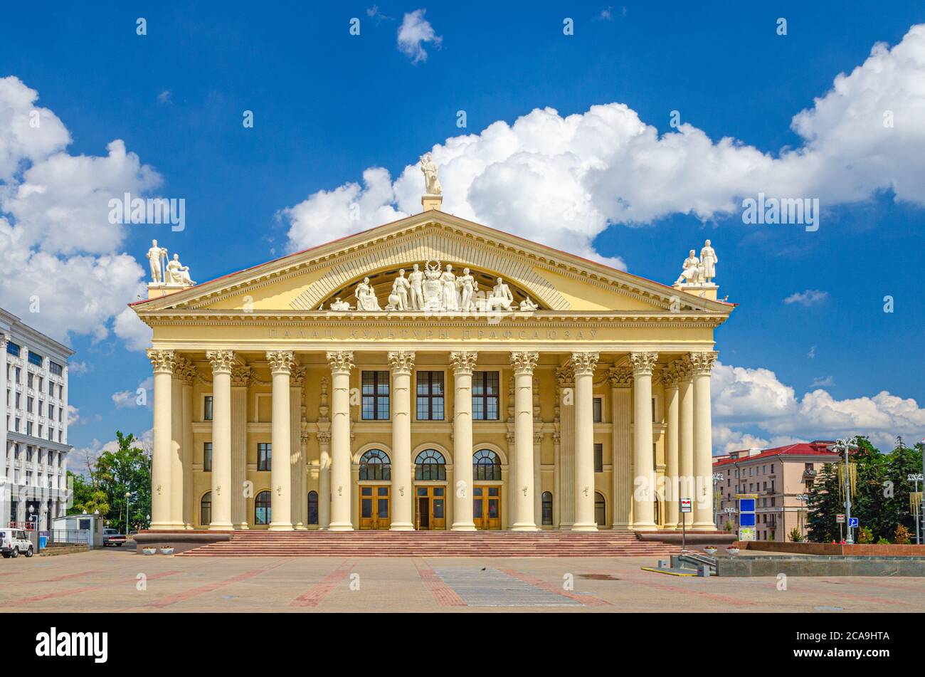 Syndicats Palais de la Culture avec colonnes sur la place d'octobre dans le centre historique de la ville de Minsk, ciel bleu nuages blancs dans la journée ensoleillée d'été, République du Bélarus Banque D'Images