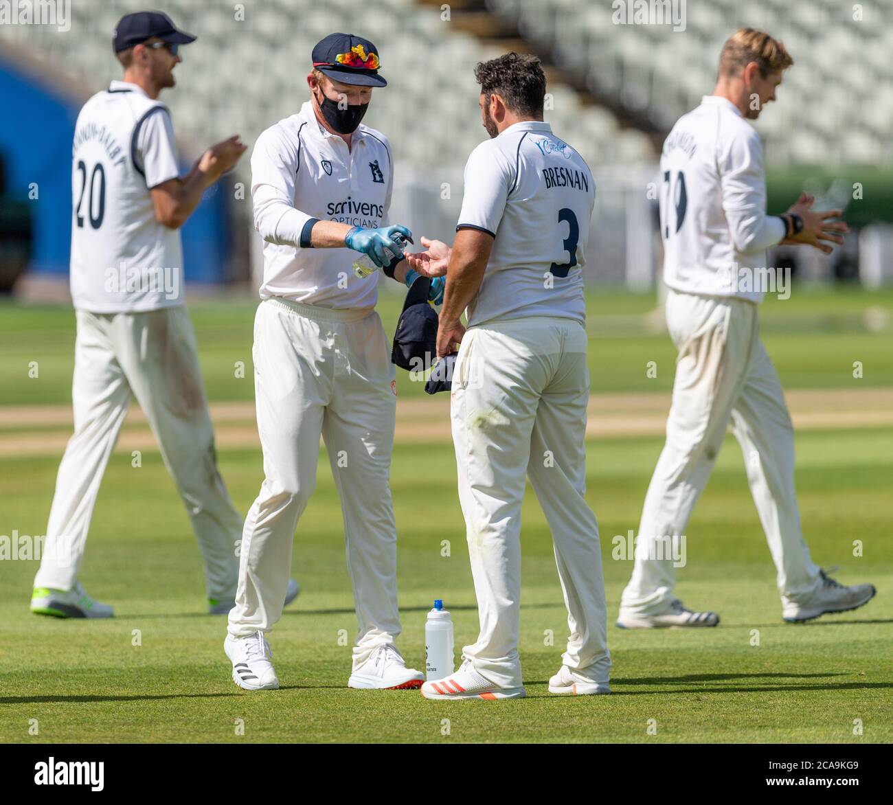 Tim Bresnan, du Warwickshire, reçoit un assainisseur dans le cadre des mesures Covid-19 des Crickets. Bob Willis Trophy Match 3 août 2020 Banque D'Images