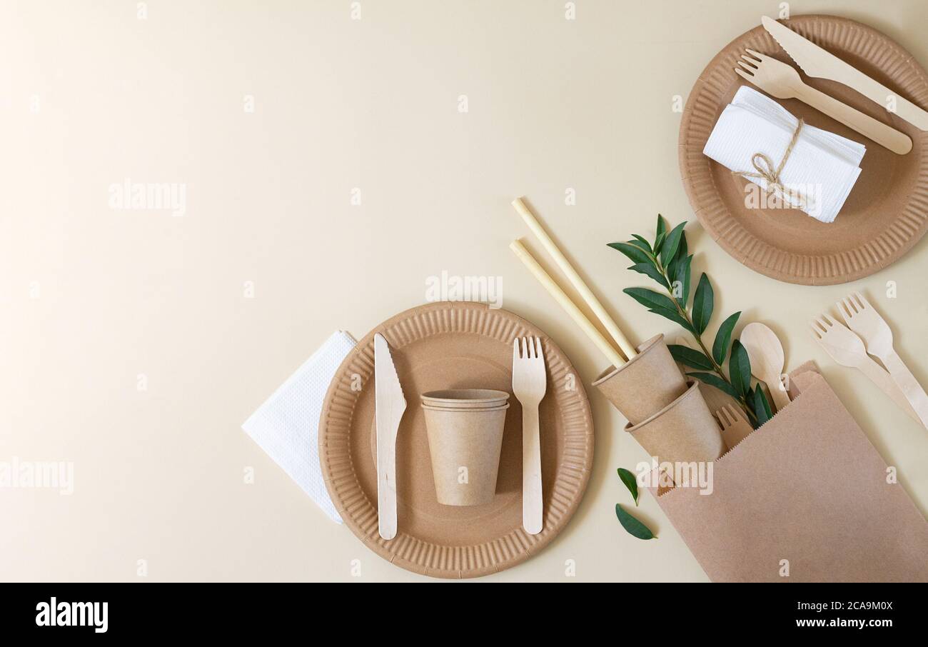 Concept sans plastique et sans déchets. Vaisselle jetable en papier  (tasses, assiettes, fourchettes en bois, couteaux, cuillères et pailles en  bambou) sur fond beige Photo Stock - Alamy