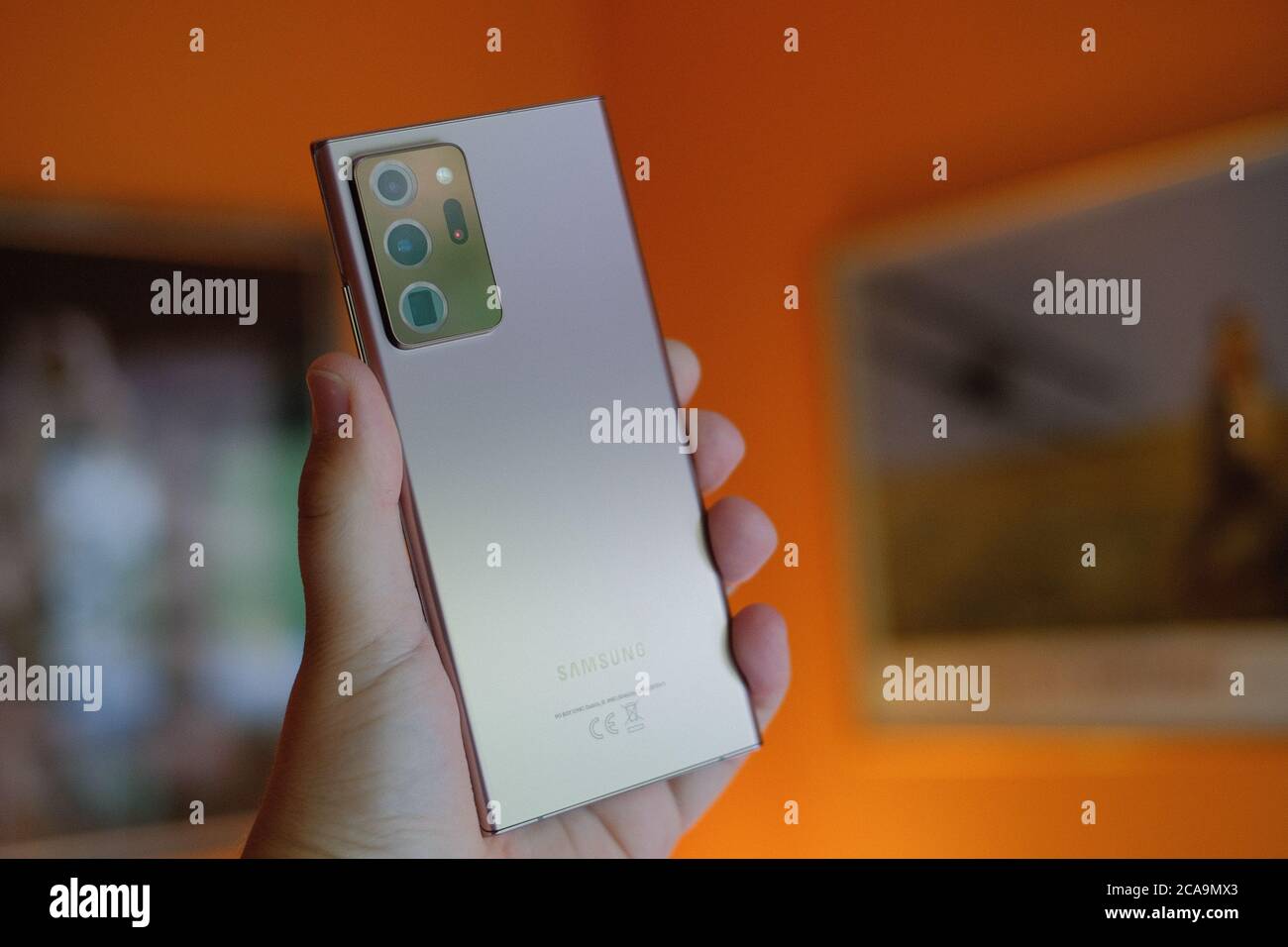 2020 AOÛT, RIGA - le nouveau smartphone Android Samsung Galaxy Note 20 Ultra 5G est affiché à des fins éditoriales Banque D'Images