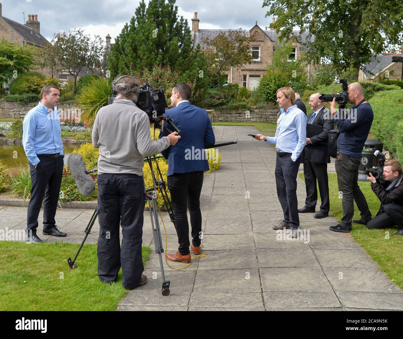 Forres, Écosse, Royaume-Uni. 05 août 2020. FORRES, ÉCOSSE, député britannique de Moray Douglas Ross est dévoilé comme nouveau chef des Conservateurs écossais. Il a pris le rôle moins d'une semaine après la démission de Jackson Carlaw. Photo : Douglas Ross avec son épouse Krystal et son fils Alistair. Crédit : Dave Johnston/Alay Live News Banque D'Images