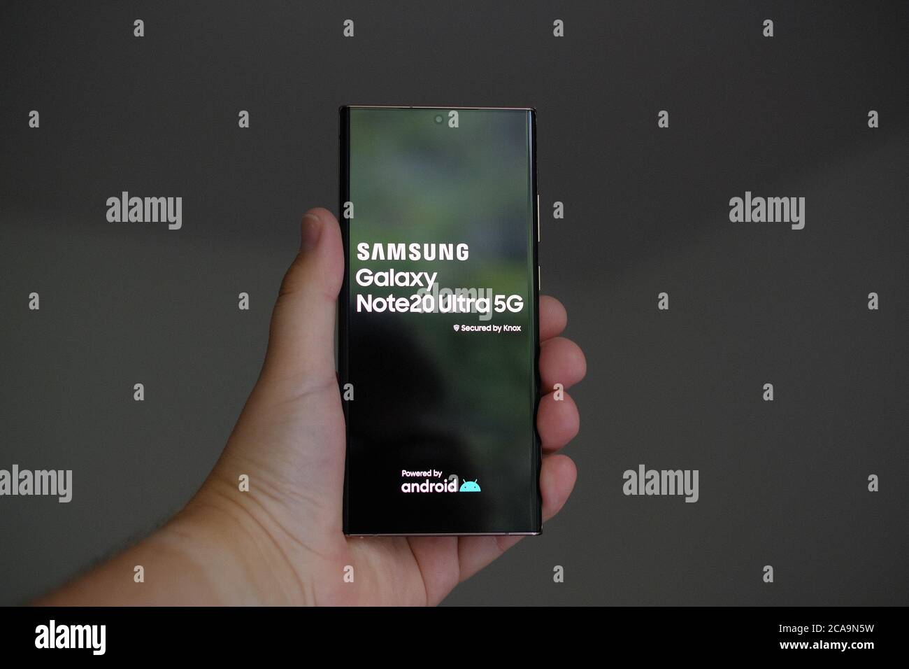 2020 AOÛT, RIGA - le nouveau smartphone Android Samsung Galaxy Note 20 Ultra 5G est affiché à des fins éditoriales Banque D'Images