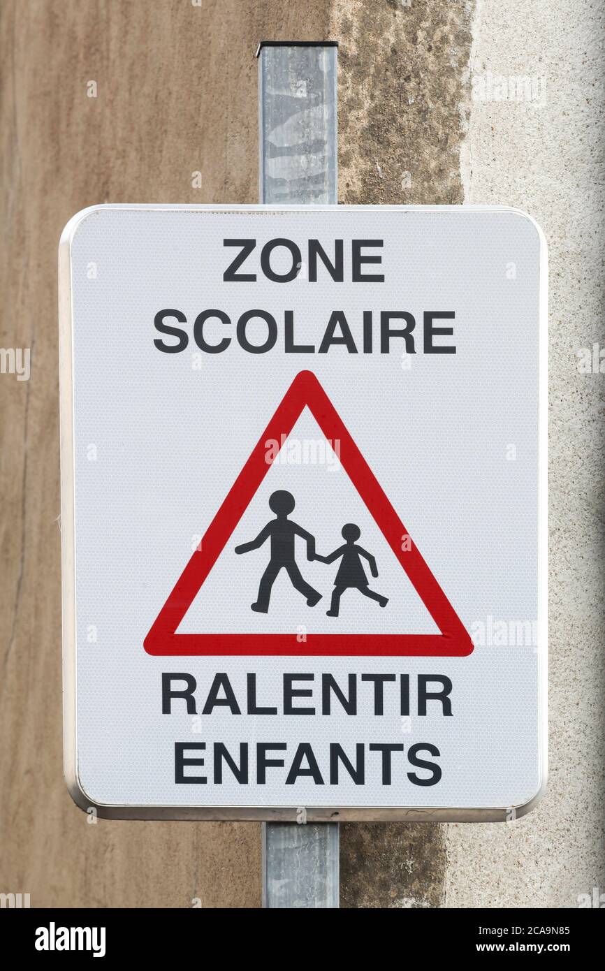 Panneau de la route des enfants de la zone scolaire en français Banque D'Images