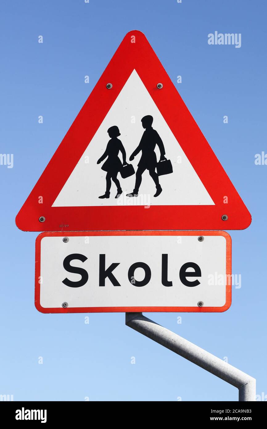 Panneau de route scolaire appelé skole en langue danoise, Danemark Banque D'Images