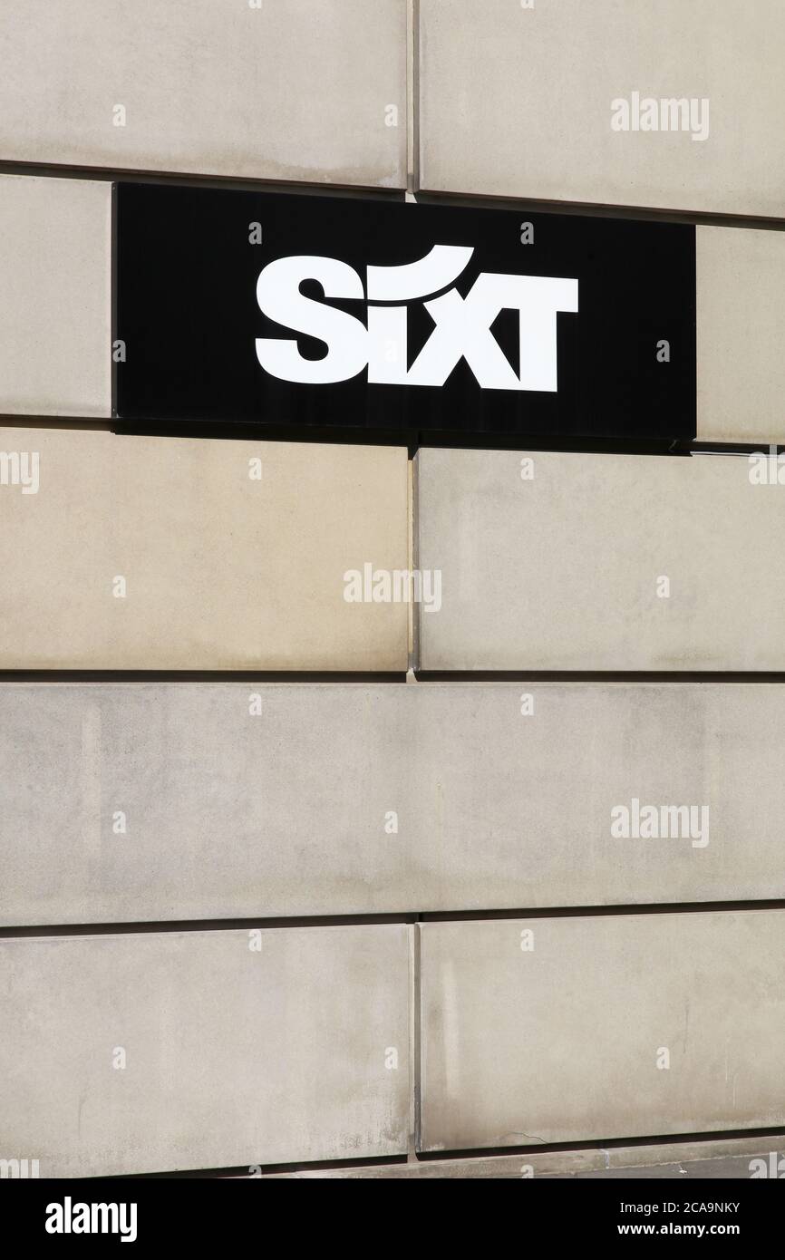 Aarhus, Danemark - 25 août 2019 : logo Sixt sur un mur. Sixt est une multinationale européenne de location de voitures Banque D'Images