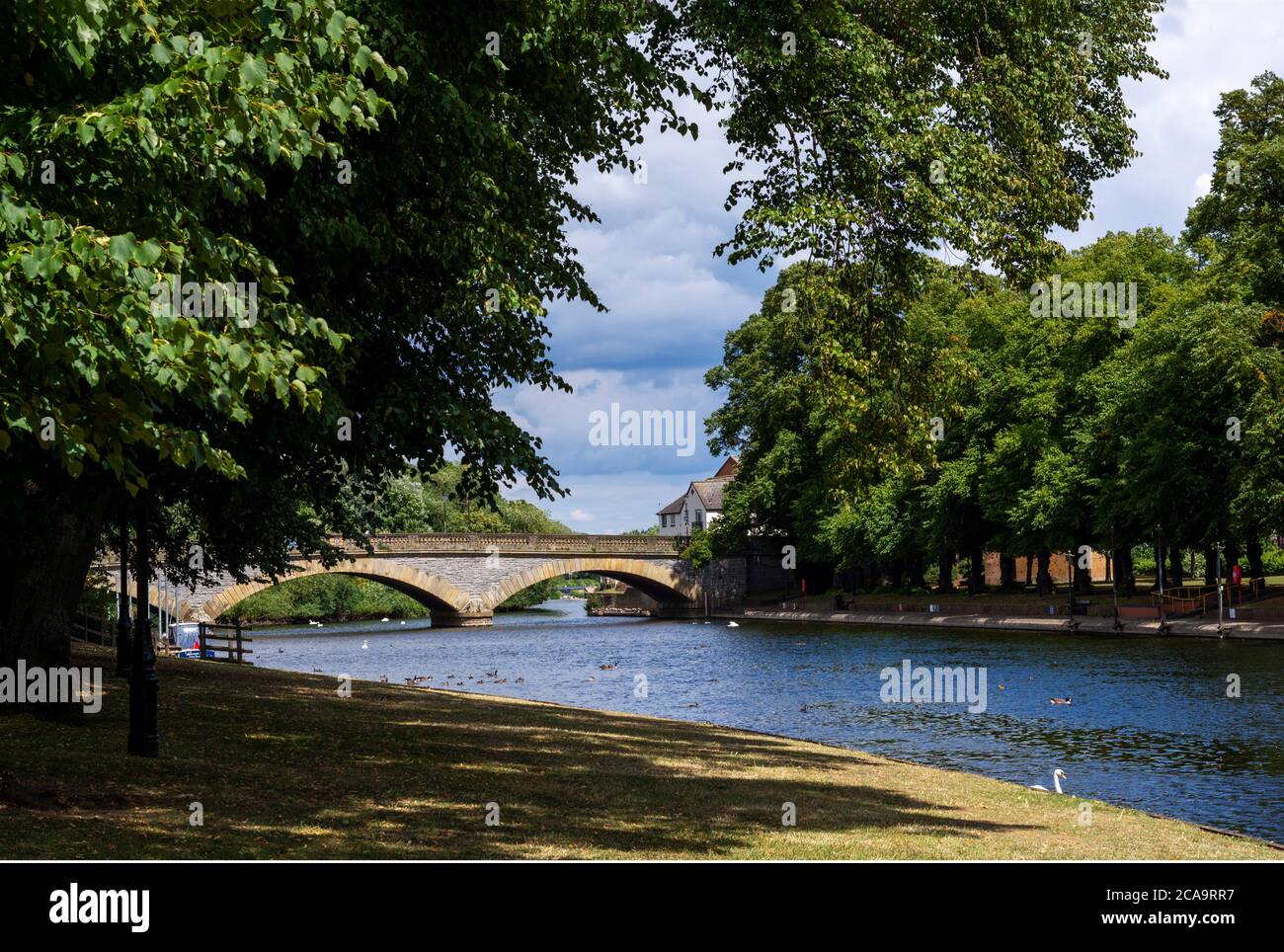 Un vieux pont au-dessus de la rivière Avon à Evesham, Worcestershire, Angleterre, Royaume-Uni Banque D'Images