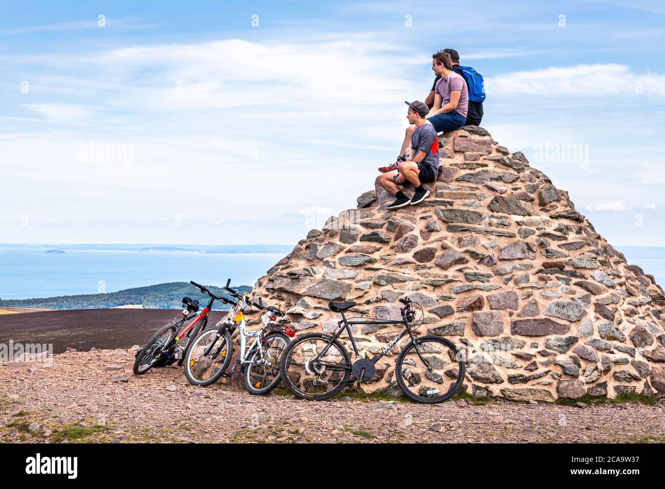 Parc national d'Exmoor - motards de montagne profitant de la vue depuis le cairn marquant le point le plus haut sur Exmoor, Dunkery Beacon 1705 pieds 520 mètres, certains Banque D'Images