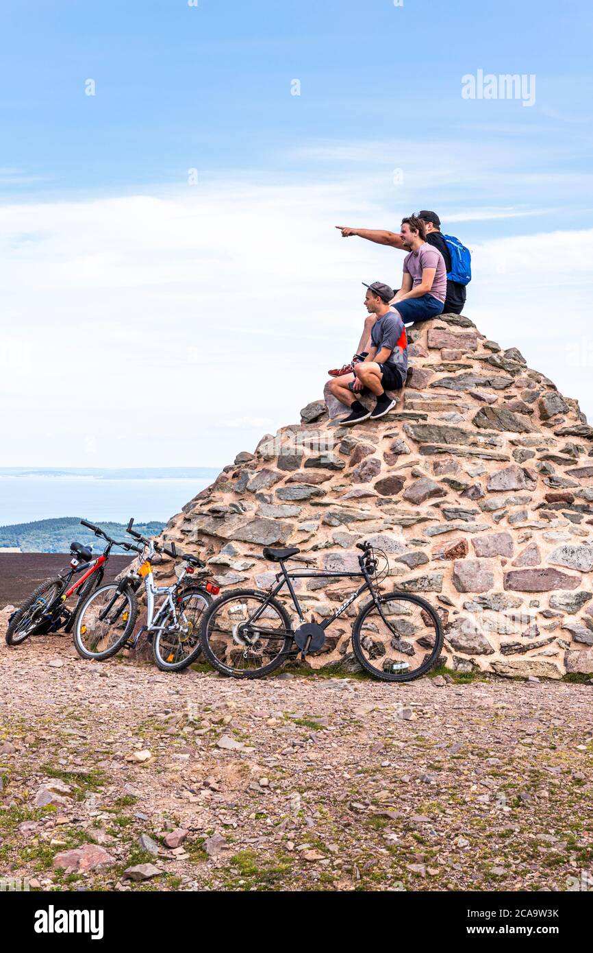 Parc national d'Exmoor - motards de montagne profitant de la vue depuis le cairn marquant le point le plus haut sur Exmoor, Dunkery Beacon 1705 pieds 520 mètres, certains Banque D'Images