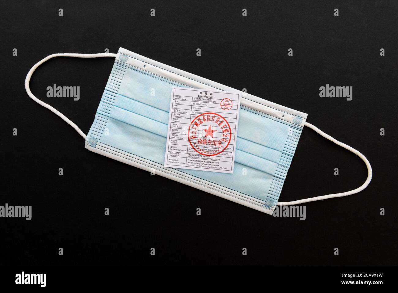 Masque facial fabriqué à Guangdong et importé au Royaume-Uni, Chine avec certificat de certification GB / T32610 - 2016 Banque D'Images