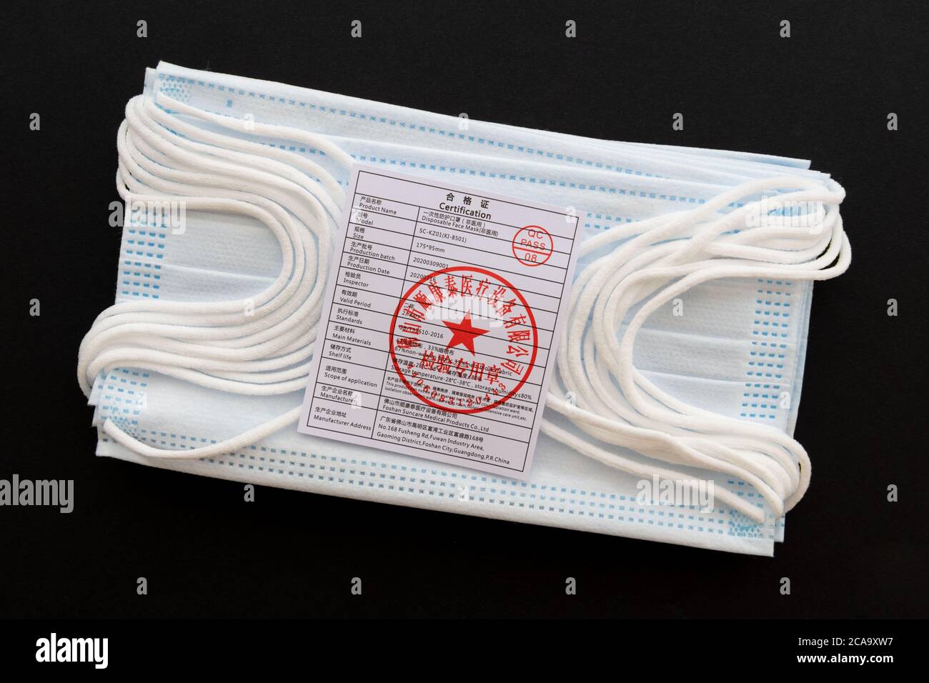 Masques fabriqués à Guangdong et importés au Royaume-Uni, Chine avec certificat de certification GB / T32610 - 2016 Banque D'Images