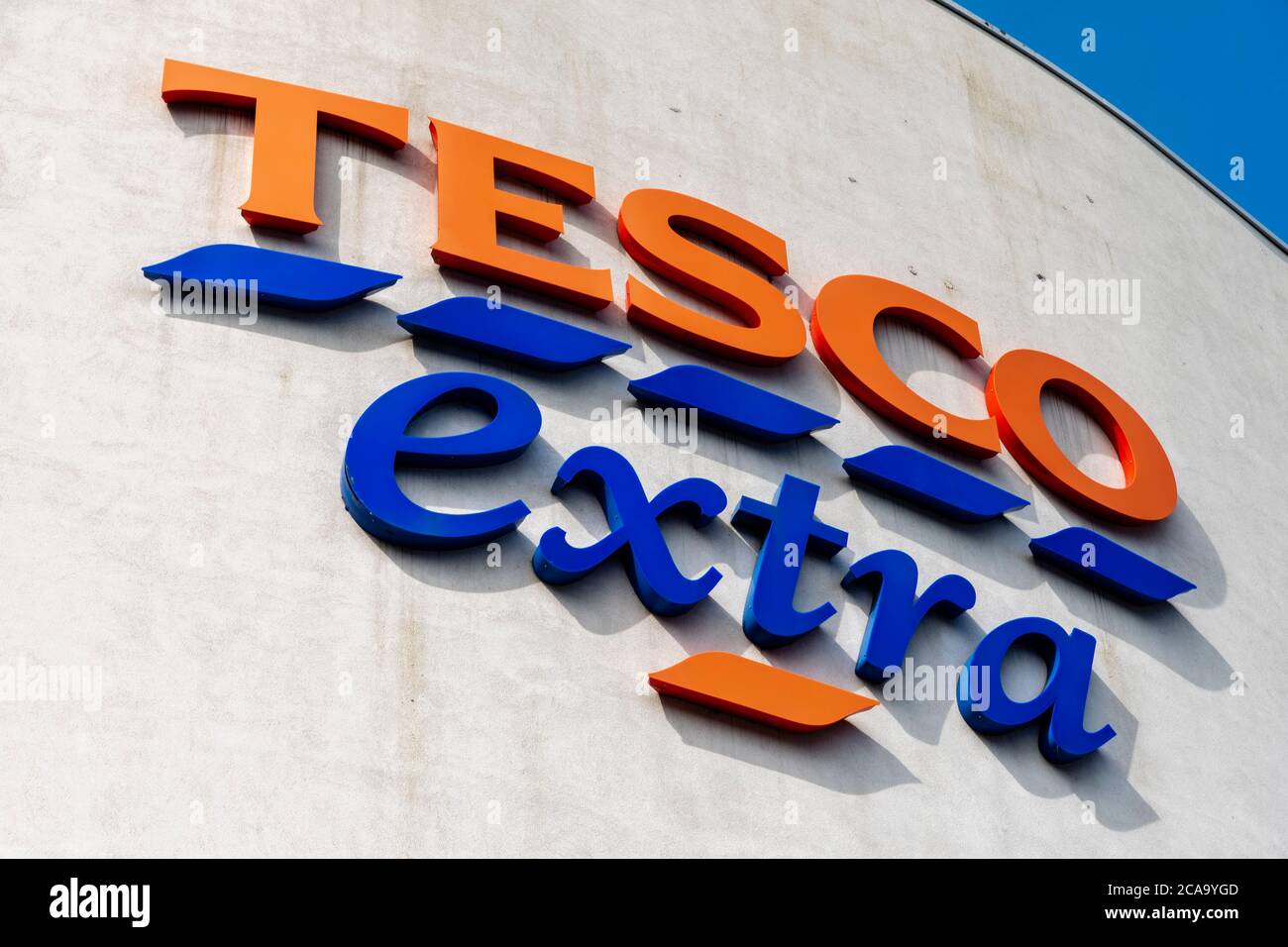 Londres, Royaume-Uni. 04e août 2020. Le logo supplémentaire de Tesco a été vu dans l'une de leurs branches.Greenpeace a exhorté le géant des supermarchés à cesser d'acheter de la viande des entreprises impliquées dans la déforestation en Amazonie, et Tesco a maintenant demandé au gouvernement de faire de la nourriture sans déforestation une politique. Crédit : SOPA Images Limited/Alamy Live News Banque D'Images