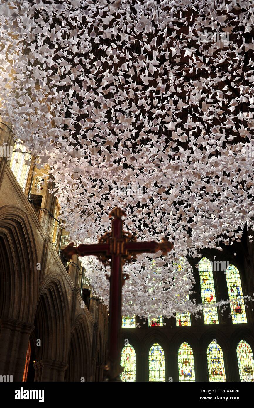 10000 les anges d'Origami ont rempli la cathédrale de Ripon. Faits par 100 volontaires, les anges représentent une prière pour ceux qui ont été touchés par la pandémie de Covid en 2020 Banque D'Images