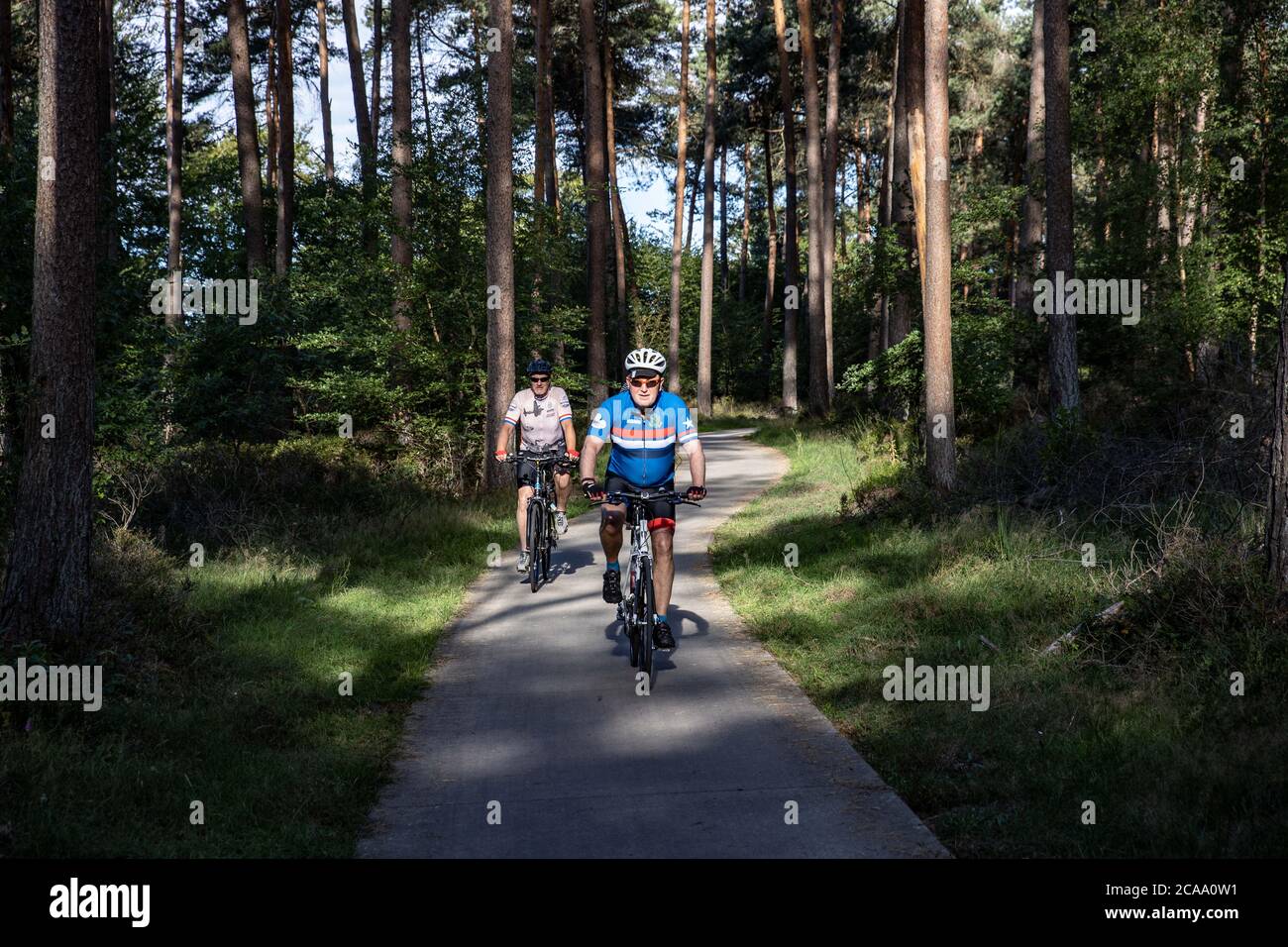 CUIJK, de Amerikaanse ambassadeur Hoekstra fietst deze week door alle provincies van Nederland. Vandaag stonden de provincies Gelderland, Limburg en Brabant op het programma. L'Ambassadeur Hoekstra est à het gezelschap van de Amerikaanse l'Ambassadeur de l'OIAC Kenneth Ward. Tijdens de fietstocht bezoekt hij verschillende toeristische en culture instellingen en locatider het mum van fietsaties diplomatique cette semaine, l'ambassadeur américain aux pays-Bas passe à vélo dans les 12 provinces des pays-Bas. Il est accompagné de l'ambassadeur de l'OIAC, Kenneth Ward. Ils visitent la localisation culturelle et touristique Banque D'Images