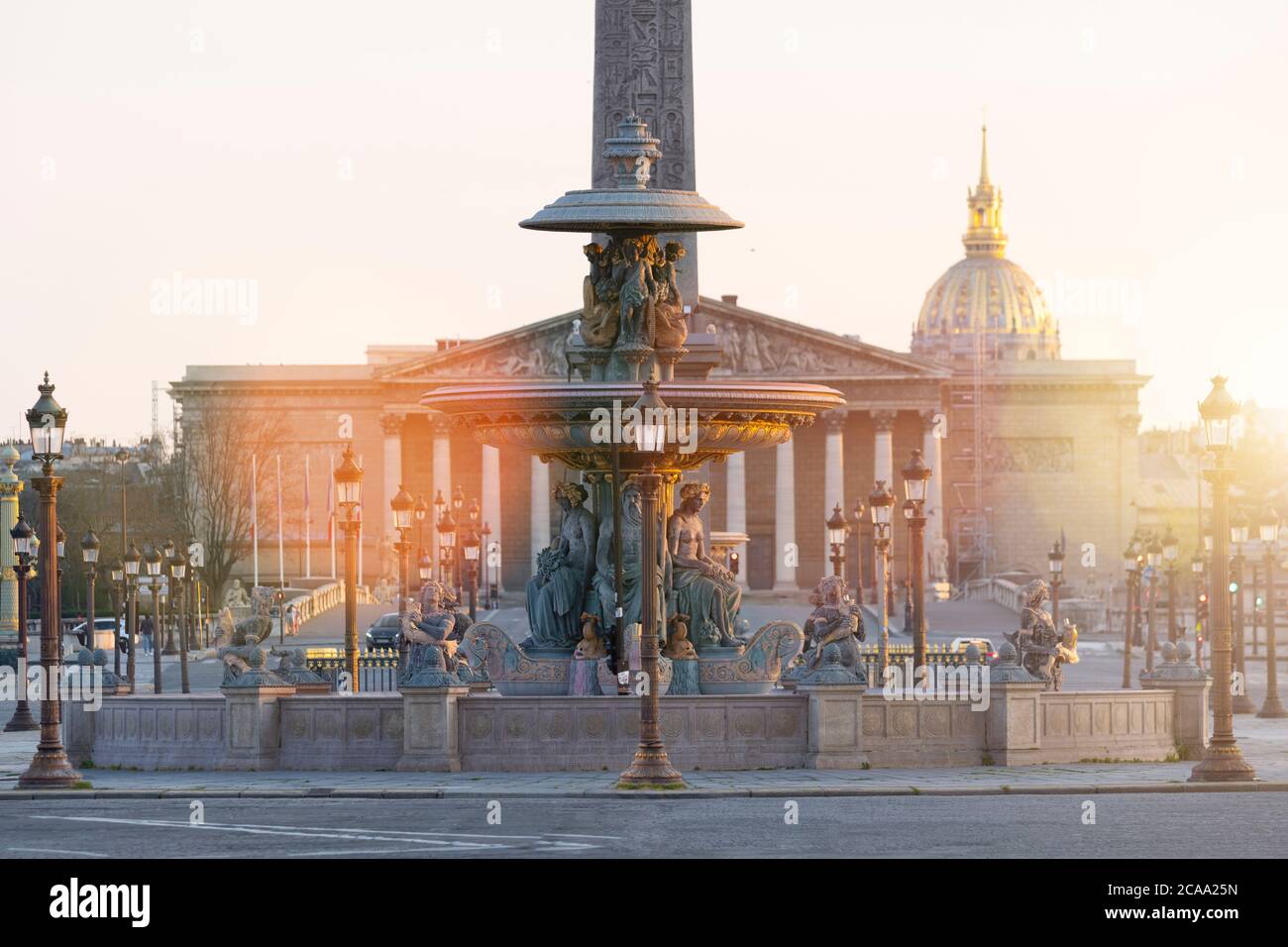 Paris, vue sur la place de la Concorde et l'Assemblée nationale au coucher du soleil Banque D'Images