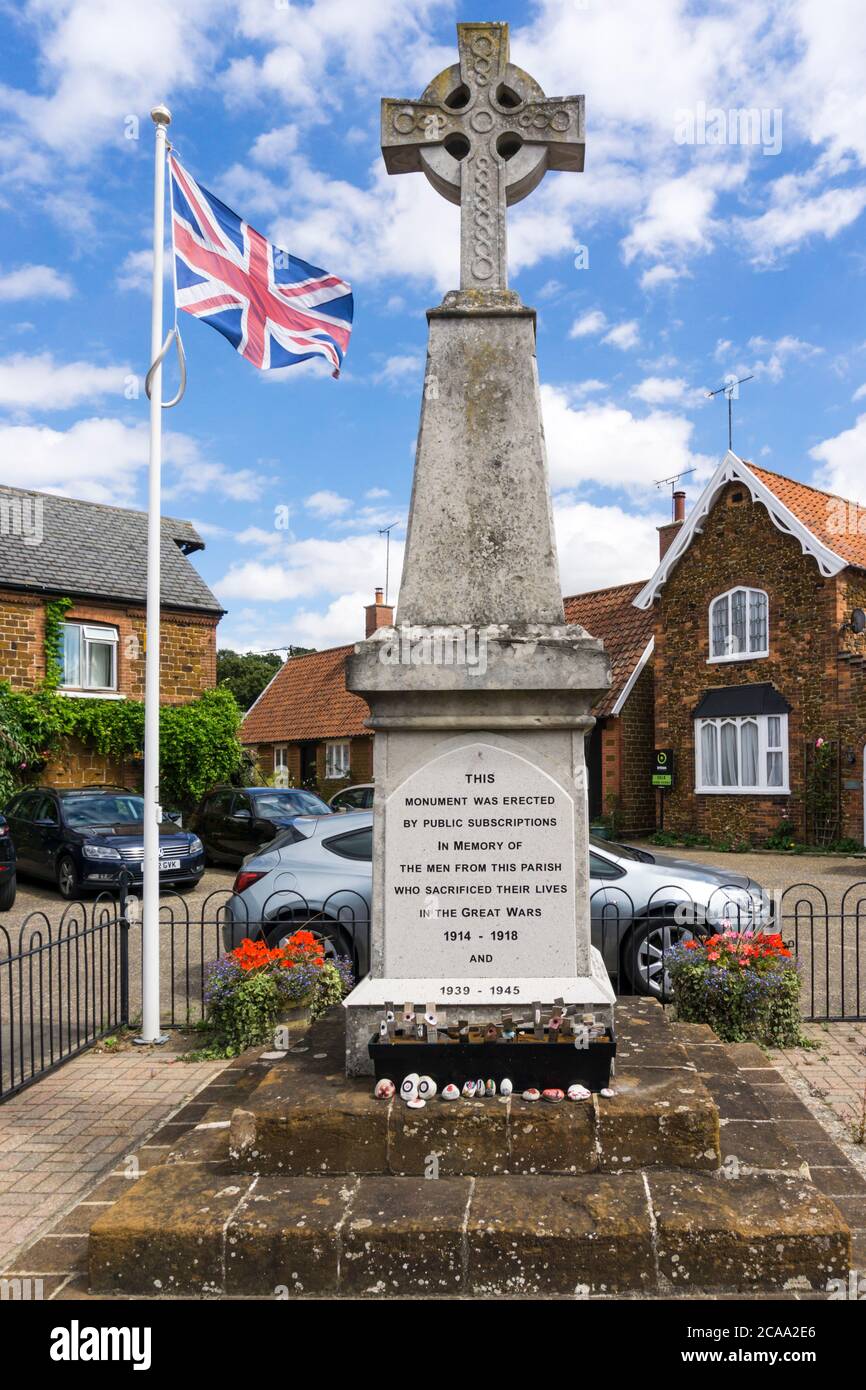 Mémorial de guerre avec Union Jack volant dans le centre du village de Snettisham, Norfolk. Banque D'Images