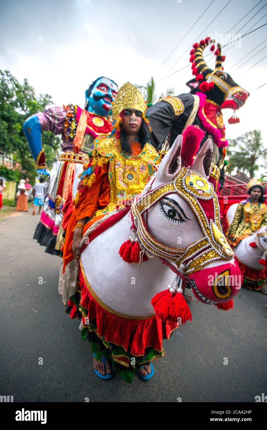 Interprètes de danse folklorique traditionnelle kummatti pendant onam,fête,kizhakkumpattukara kummatti thrissur, kerala,onam festival, inde,pradeep subramanian Banque D'Images