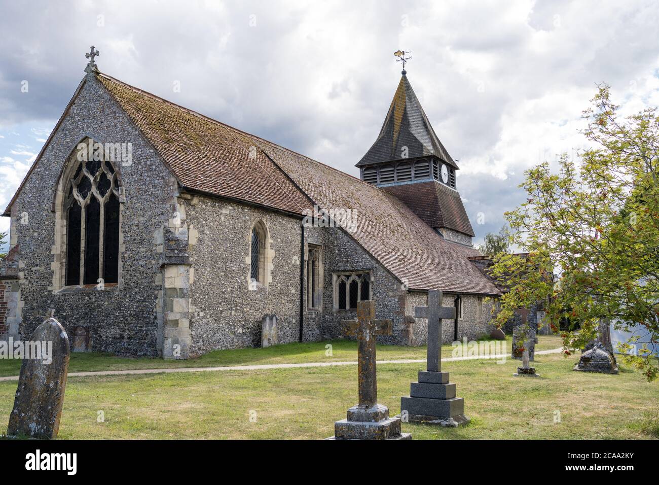 Le cimetière de l'église paroissiale de Kings Somborne Banque D'Images