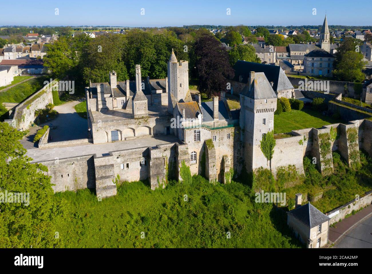 Vue aérienne du château de Creully en Normandie Banque D'Images
