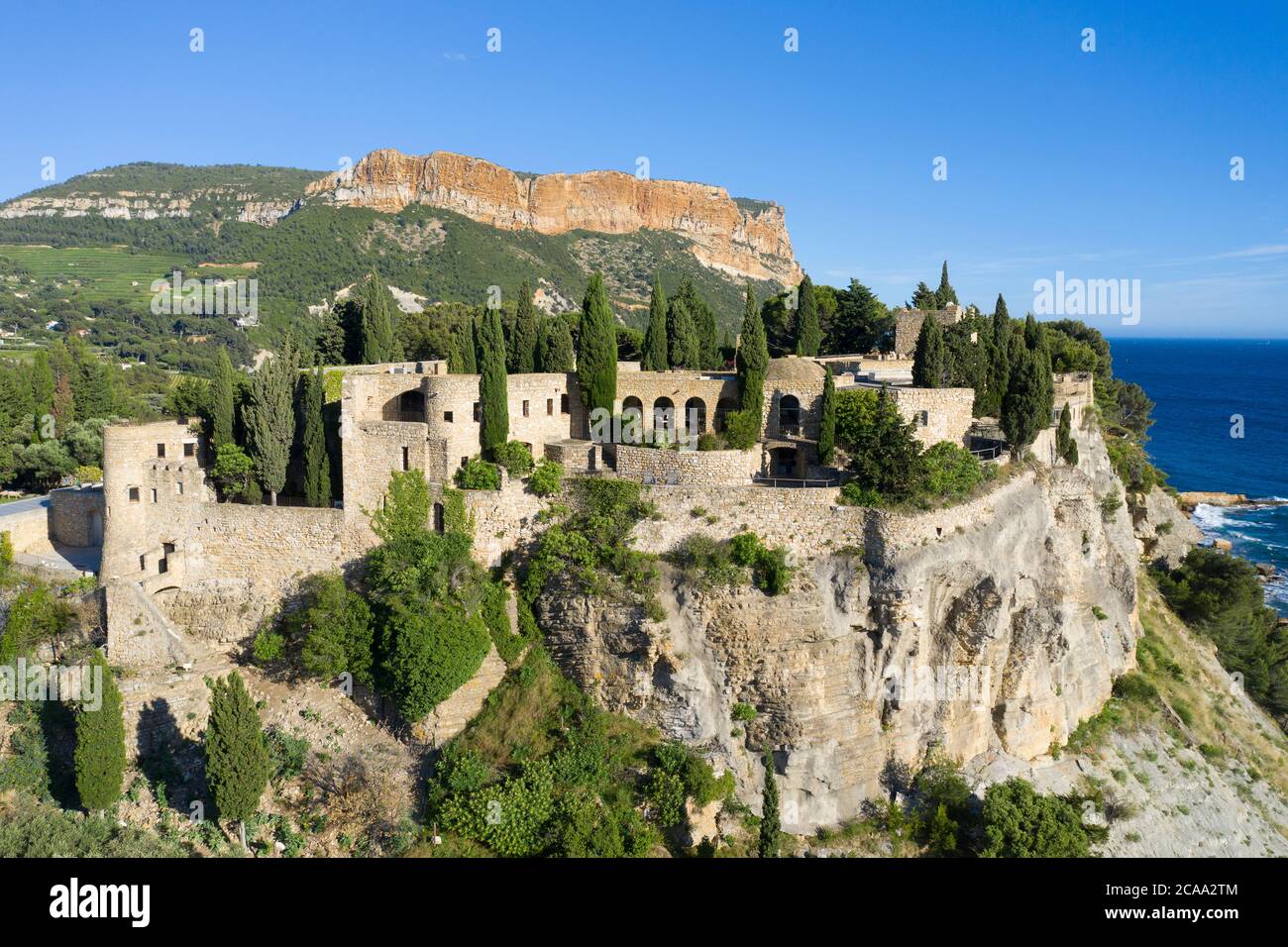 Vue aérienne du château au sommet d'une colline près du centre-ville de Cassis Banque D'Images