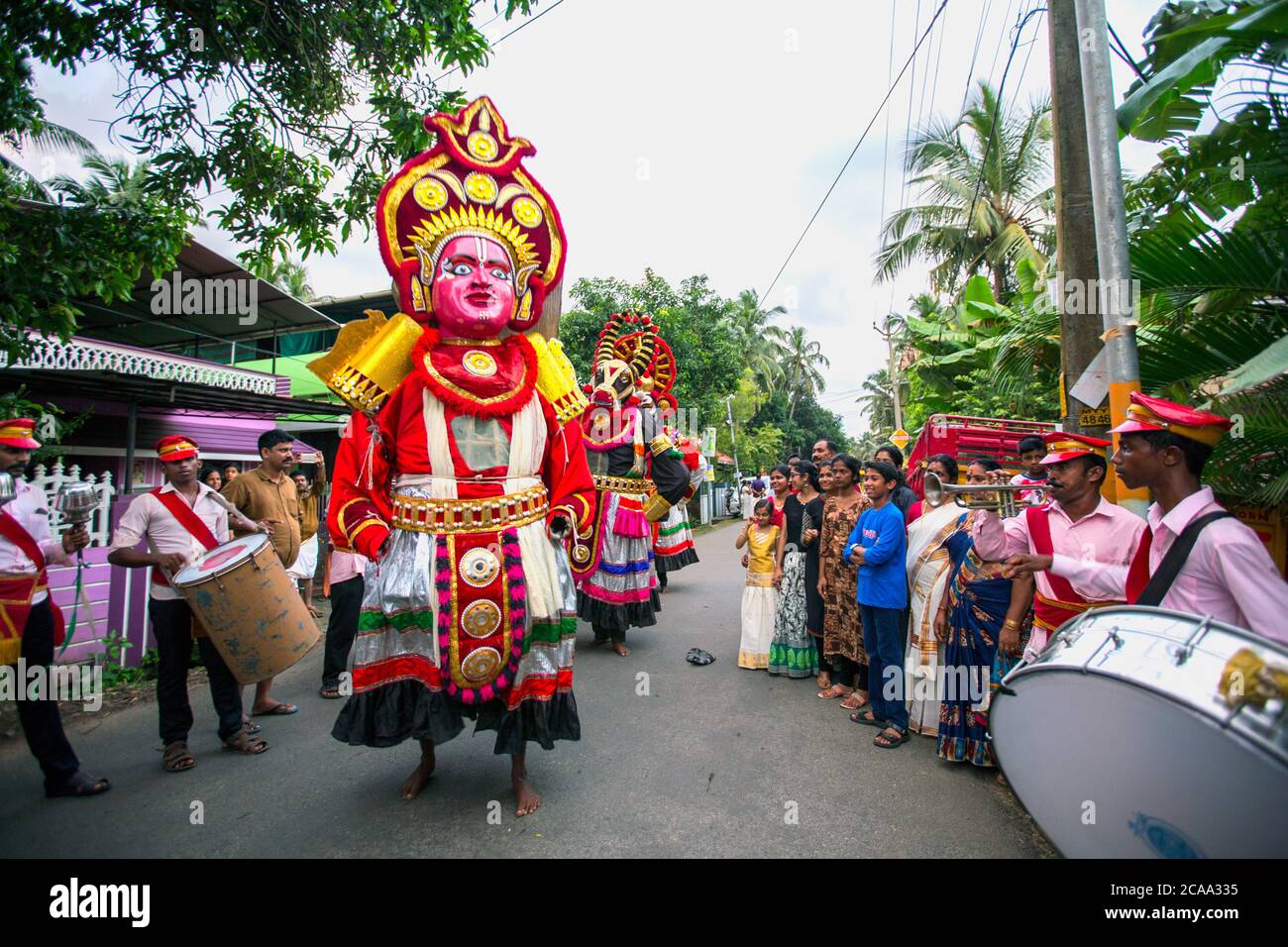 artistes traditionnels de danse folklorique de kummatti pendant la célébration d'onam, thrissur, yakshgana danseurs, kerala, onam festival, inde, pradeep subramanian Banque D'Images