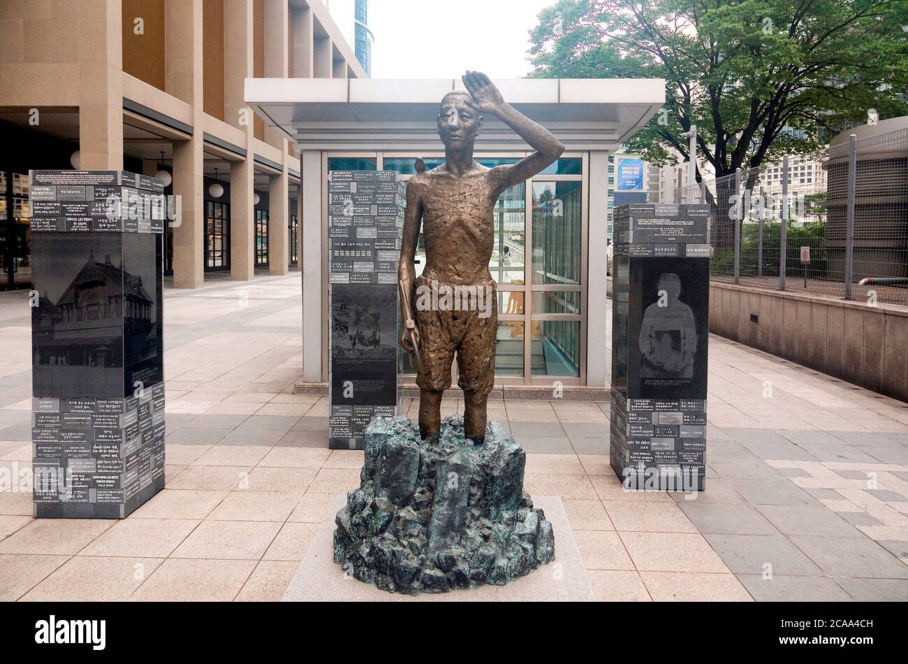 Statue d'un travailleur esclave, 4 août 2020 : la statue d'un travailleur esclave est vue devant la gare de Yongsan à Séoul, en Corée du Sud. La statue symbolise des centaines de milliers de Coréens que les groupes civiques insistent, ont été contraints à la main-d'œuvre servile pendant la domination coloniale japonaise de 1910-45. Les médias locaux ont rapporté le 4 août que Nippon Steel Corp. Prévoit d'appeler d'une décision de justice sud-coréenne sur la saisie de ses actifs en Corée du Sud pour indemniser les victimes de travail forcé en temps de guerre. La participation de 30 % de Nippon Steel dans le PNR, une coentreprise établie avec le fabricant d'acier de Corée du Sud POSCO, a été saisie par un Sou Banque D'Images