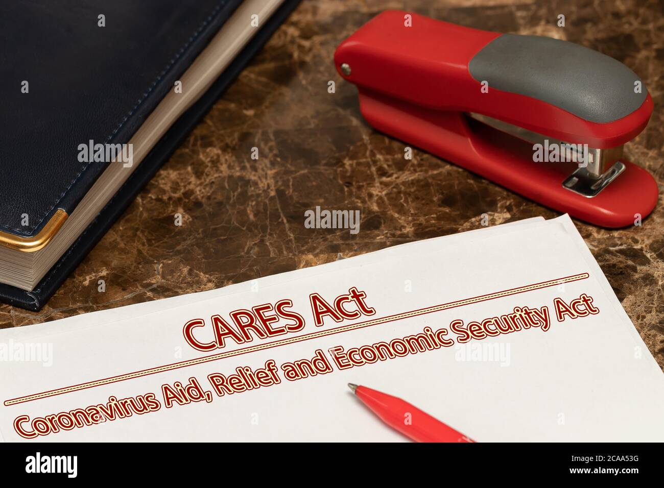 Coronavirus aide, secours, sécurité économique, CARES ACT texte est écrit sur un livre blanc sur fond de table en marbre. Banque D'Images