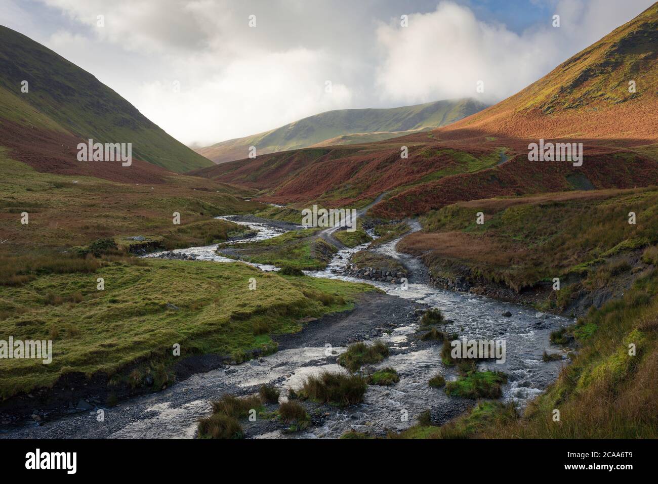 La confluence de la rivière Glenderamackin et Bullfell Beck avec les rochers de Bannfoot dans le parc national de Lake District, Cumbria, Angleterre. Banque D'Images