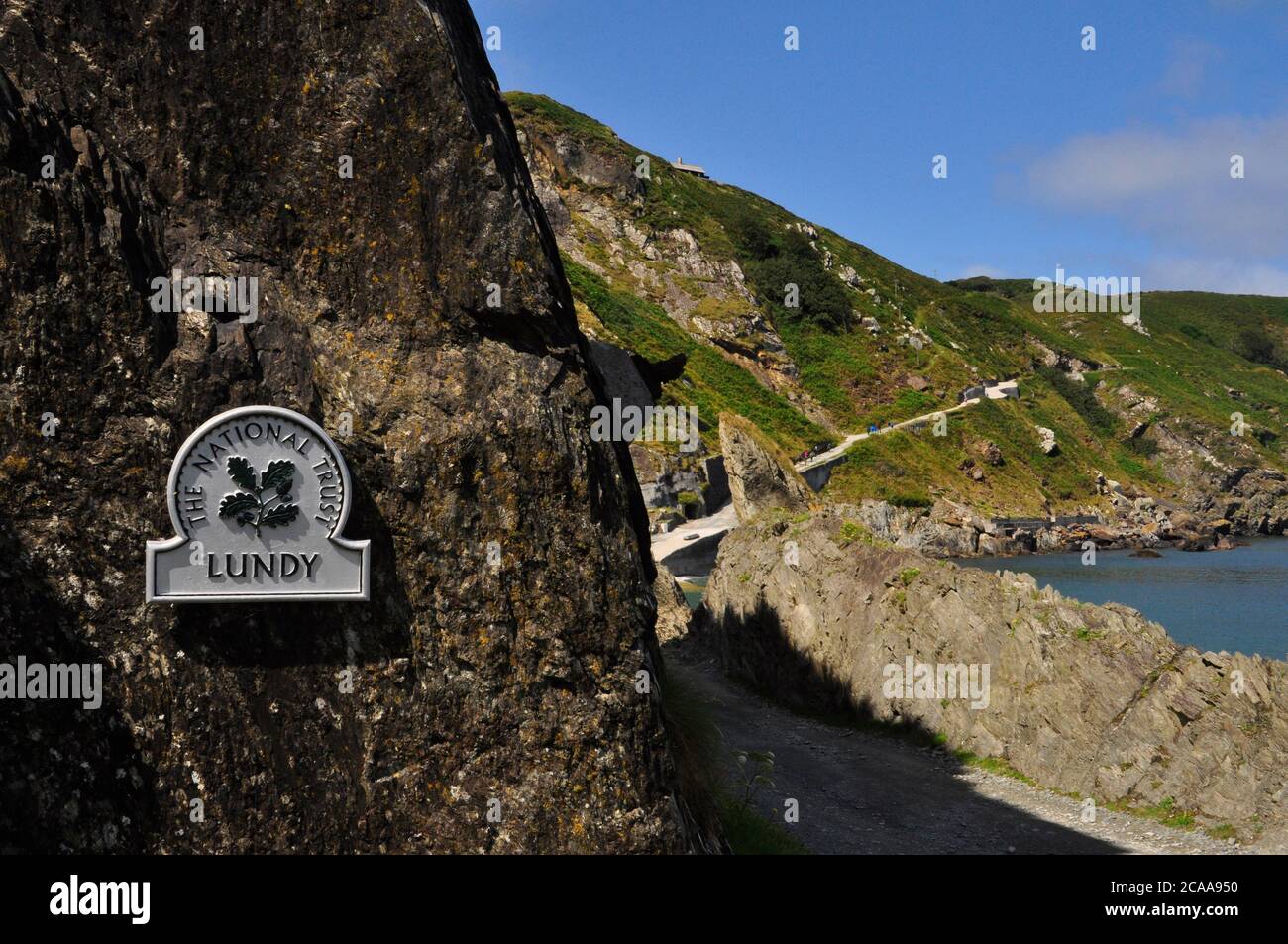 Le chemin vers le haut de l'île de Lundy monte lentement les falaises rocheuses jusqu'au village.les visiteurs peuvent passer une journée à explorer l'île dans le Brist Banque D'Images
