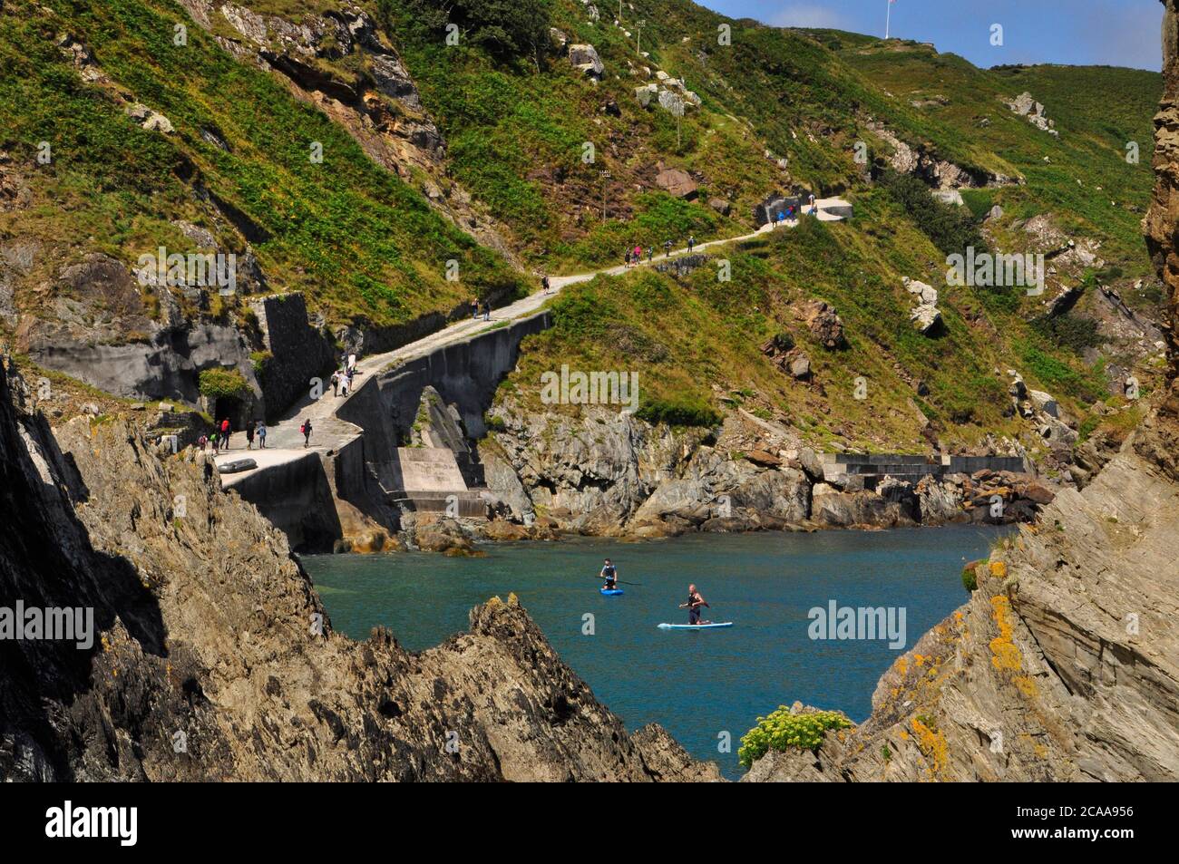 Le chemin menant au sommet de l'île de Lundy monte lentement sur les falaises rocheuses jusqu'au village.les visiteurs peuvent passer une journée à explorer l'île ou profiter de wat Banque D'Images