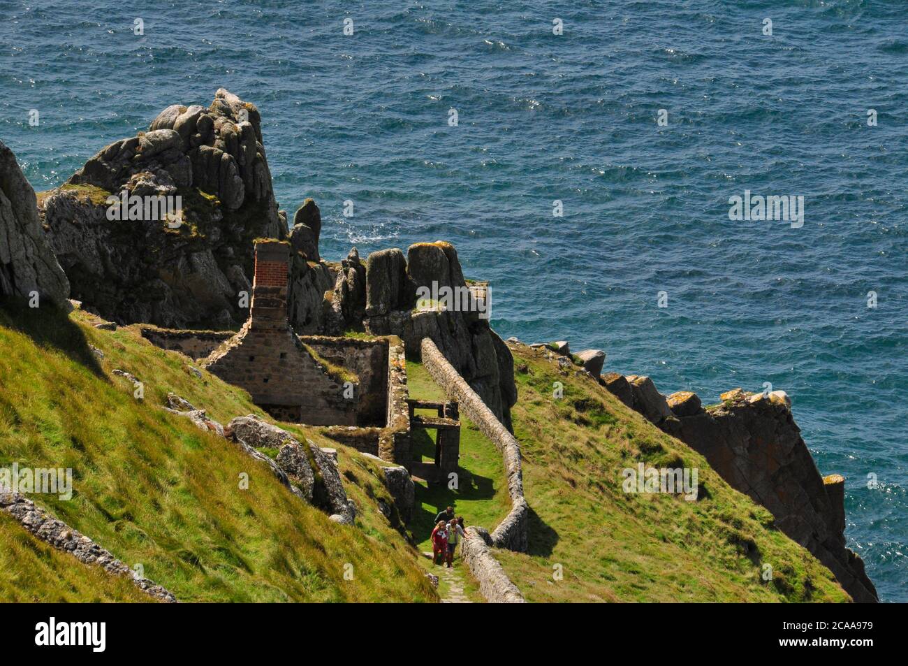 Les ruines des deux chalets qui ont été l'hébergement pour les équipages de canon de la batterie de la station de brouillard et de signal juste en dessous. Construit dans les falaises rocheuses sur t Banque D'Images