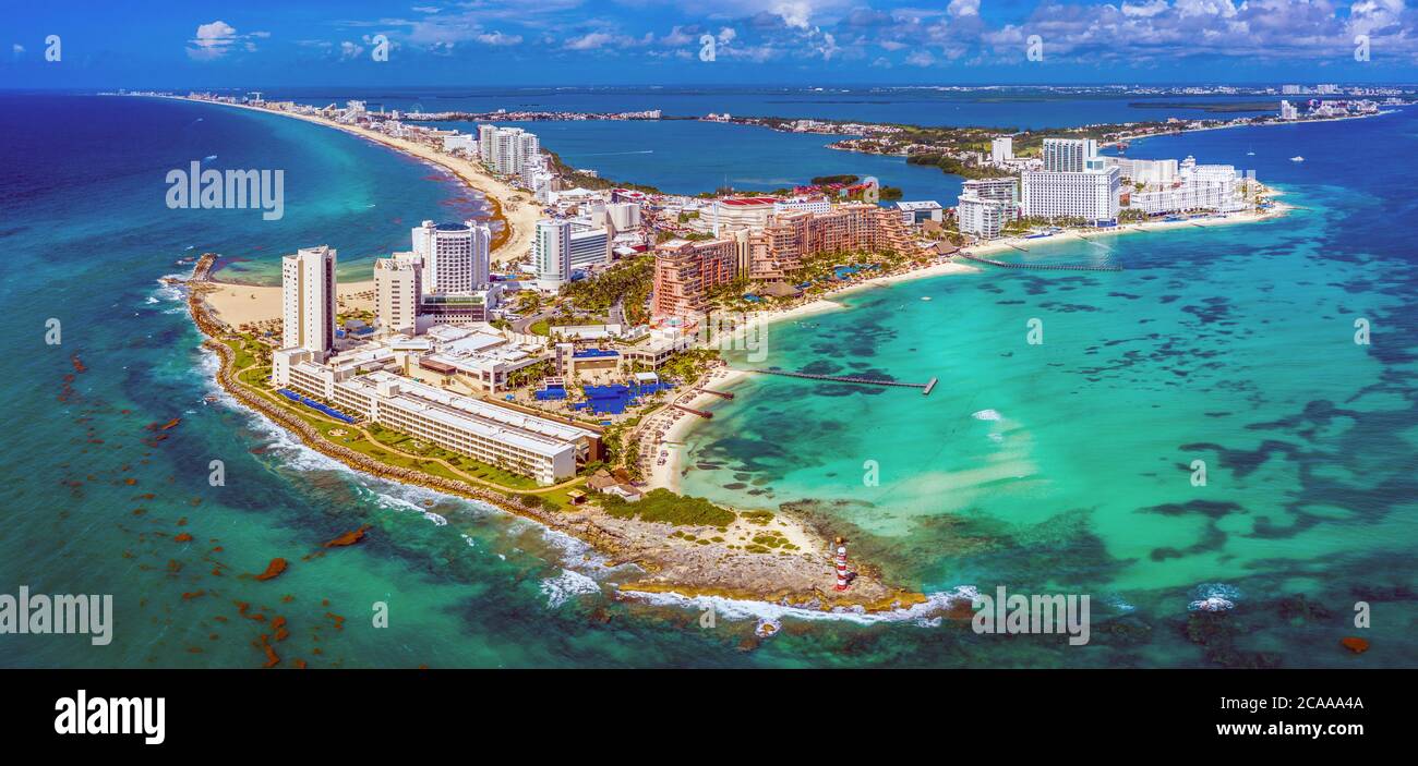 Vue aérienne de la péninsule nord de la zone hôtelière (Zona Hotelera) à Cancún, au Mexique Banque D'Images