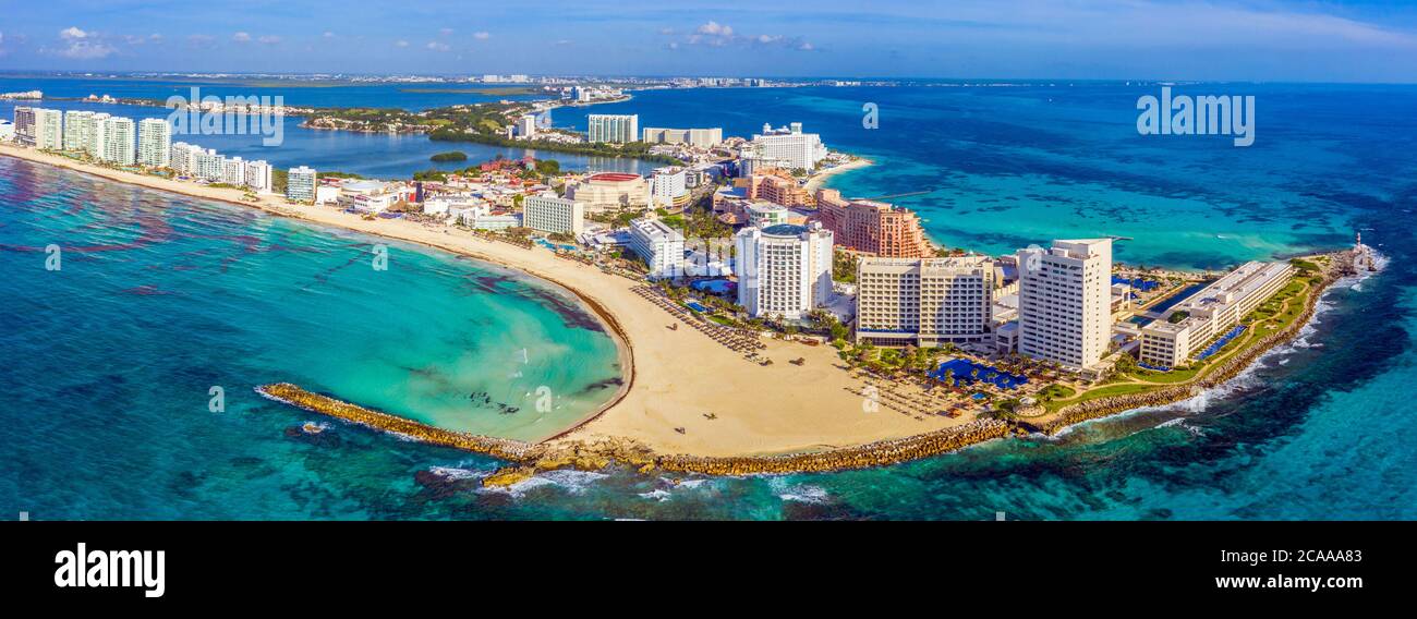 Vue aérienne de la péninsule nord de la zone hôtelière (Zona Hotelera) à Cancún, au Mexique Banque D'Images