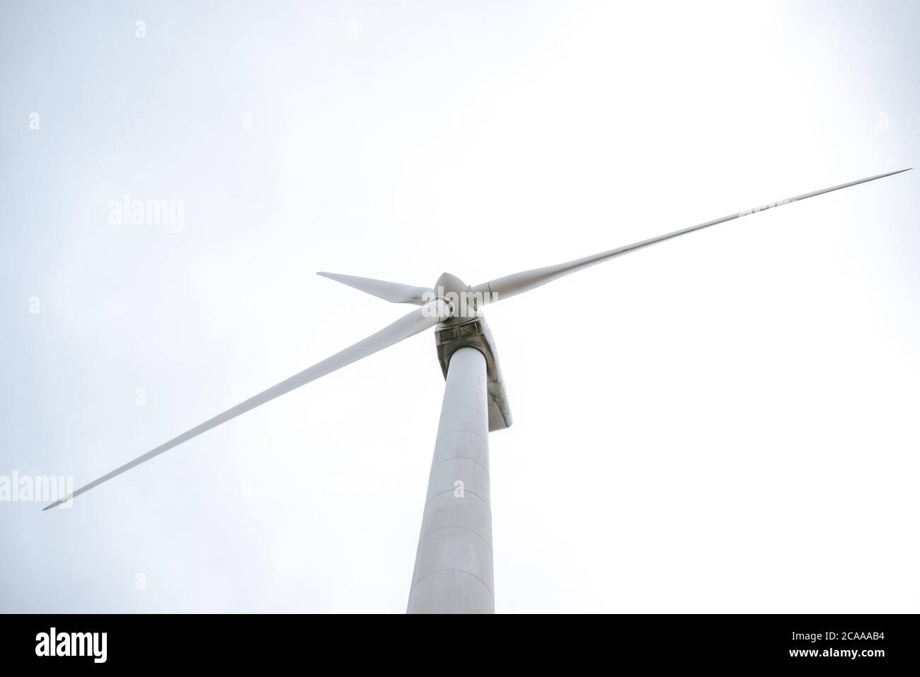 L'éolienne tourne contre le ciel Banque D'Images