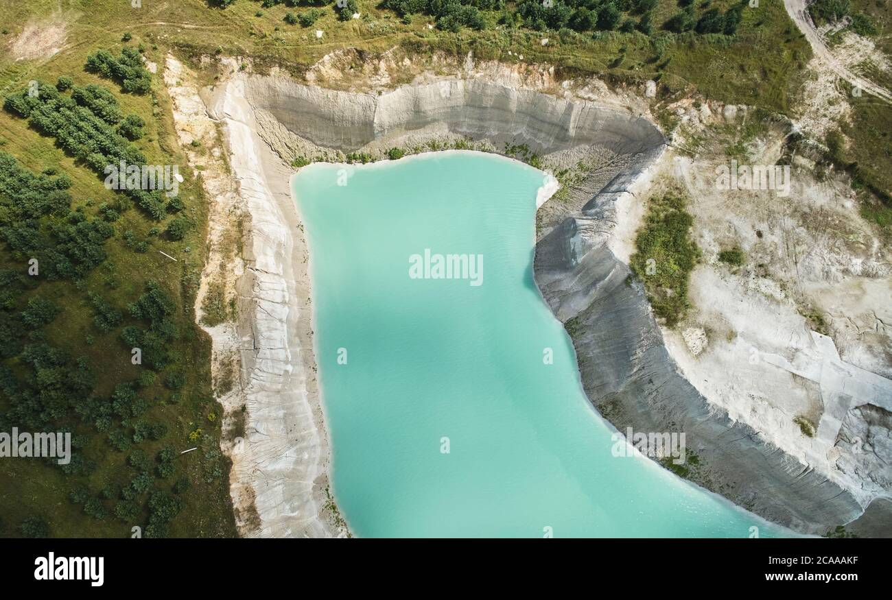 Eau verte dans une carrière aérienne au-dessus de la vue de dessus le dessus par beau temps ensoleillé Banque D'Images
