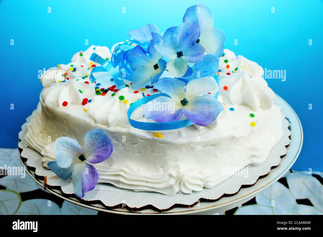 Gateau Avec Glacage Blanc Et Decorations Florales Pour Une Occasion Speciale Photo Stock Alamy