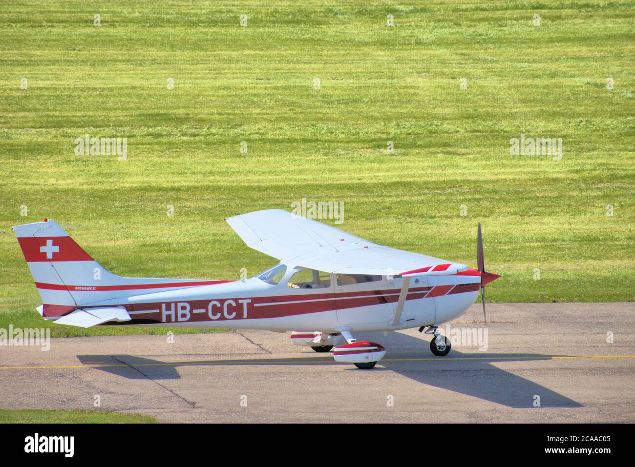 Cessna 172 est en train de rouler à l'aéroport de Saint-Gall Altenrhein en Suisse Banque D'Images