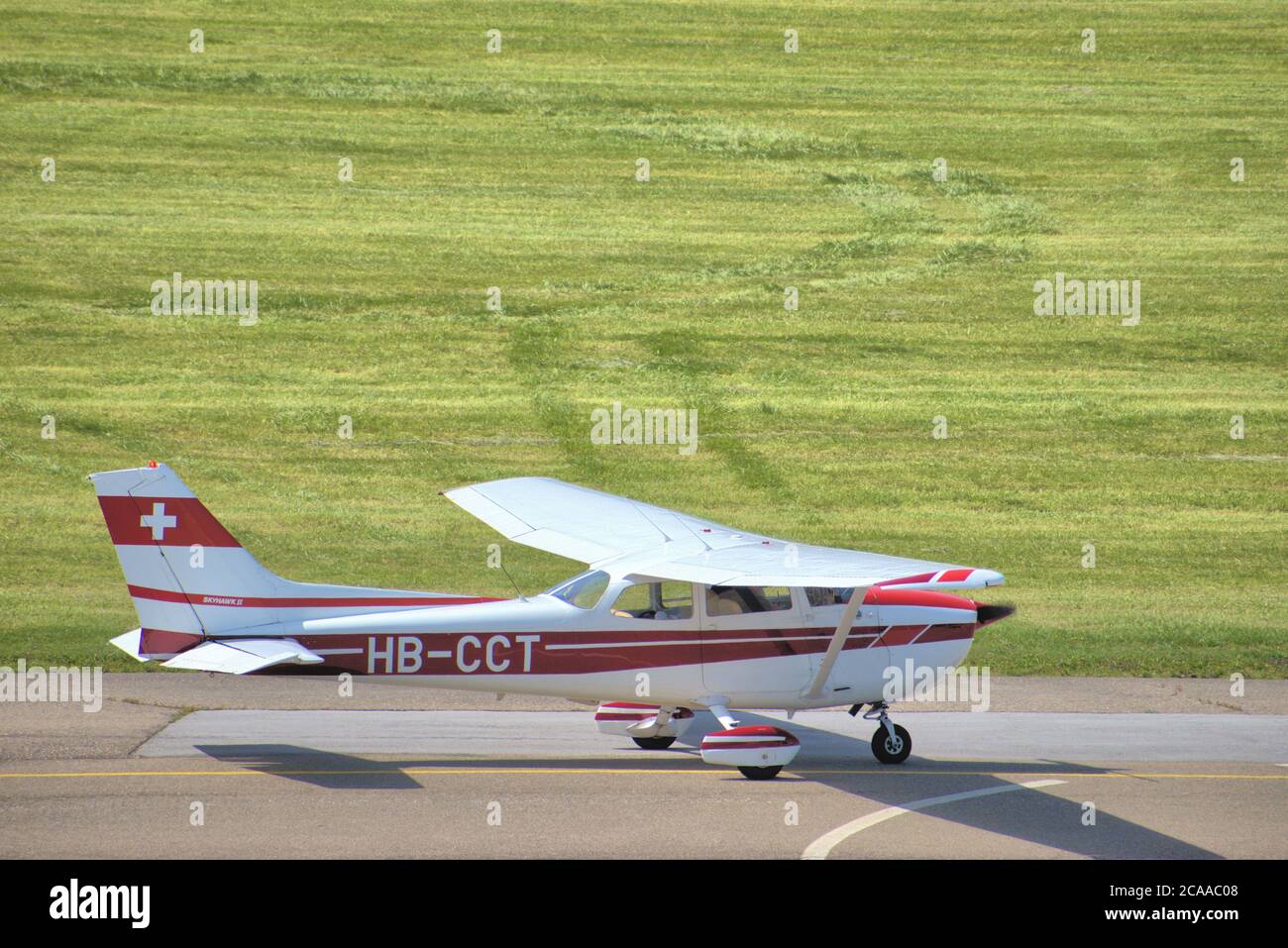 Cessna 172 est en train de rouler à l'aéroport de Saint-Gall Altenrhein en Suisse Banque D'Images