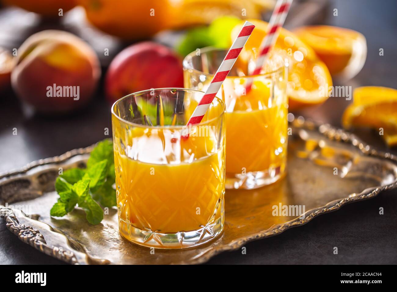 Deux verres avec jus d'orange ou de multivitamine Banque D'Images