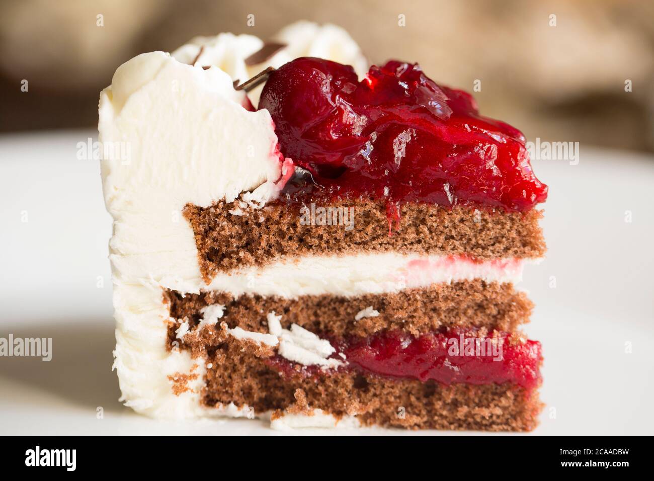 Un Coin De Gateau De La Foret Noire Qui A Ete Coupe D Un Gateau Achete Congele D Un Supermarche Angleterre Gb Photo Stock Alamy Un Coin De Gateau De La Foret Noire Qui A Ete Coupe D Un Gateau Achete Congele D Un Supermarche Angleterre Gb Photo Stock Alamy