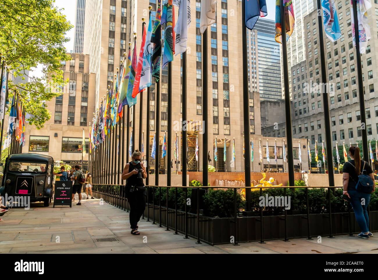 Les 193 drapeaux entourant la patinoire du Rockefeller Center à New York présentent le travail de personnes qui ont conçu des drapeaux pour montrer leur amour de New York, vu le jour de l'ouverture, le 1er août 2020. Le Rockefeller Center a lancé un appel pour des dessins de drapeaux, de personnes de tous les niveaux artistiques, qui représentent leur amour de New York pour l'exposition temporaire qui se tiendra jusqu'au 16 août. Plusieurs artistes notables ont également participé. (© Richard B. Levine) Banque D'Images