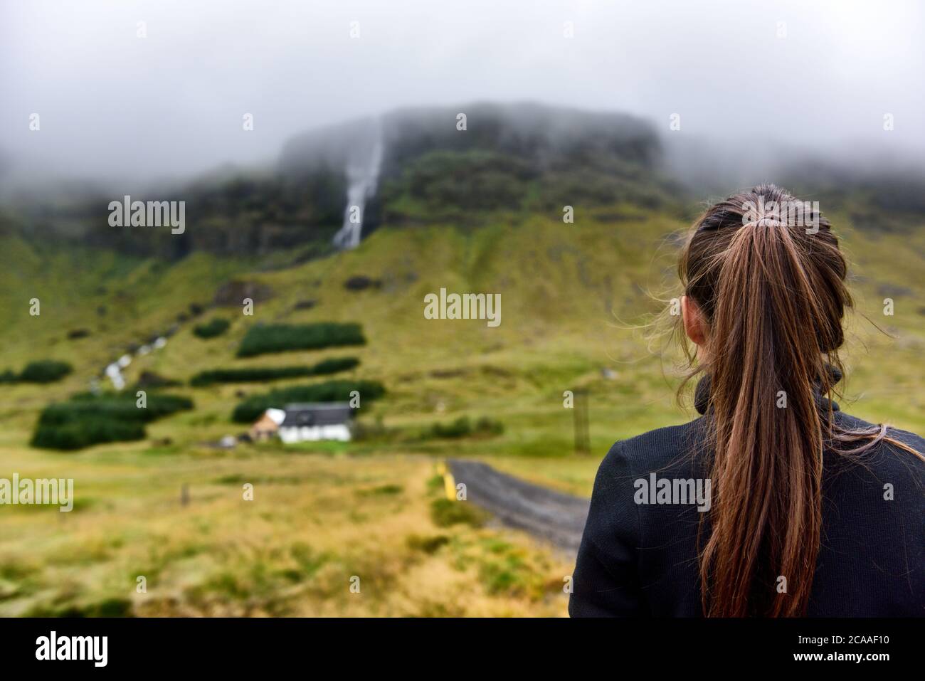 Iceland randonnée touristique randonneur visite en regardant la gorge du canyon de Raudfeldsgja paysage de la nature de Rift sur la péninsule de Snaefellsnes, à l'ouest Banque D'Images