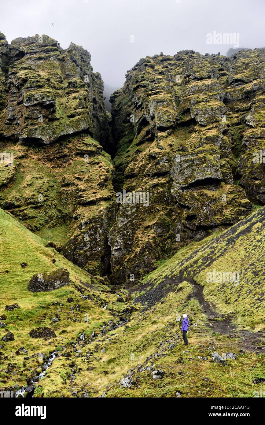 Iceland randonnée touristique randonneur visite Raudfeldsgja Canyon gorge Rift nature paysage sur la péninsule de Snaefellsnes, ouest de l'Islande Banque D'Images