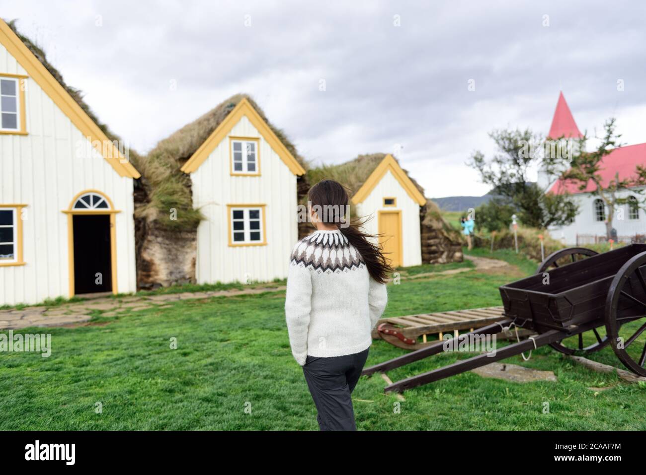 Iceland Tourist by Old Farmhouse Laufas Glaumbaer Farm Museum gazon maison sur le toit Banque D'Images